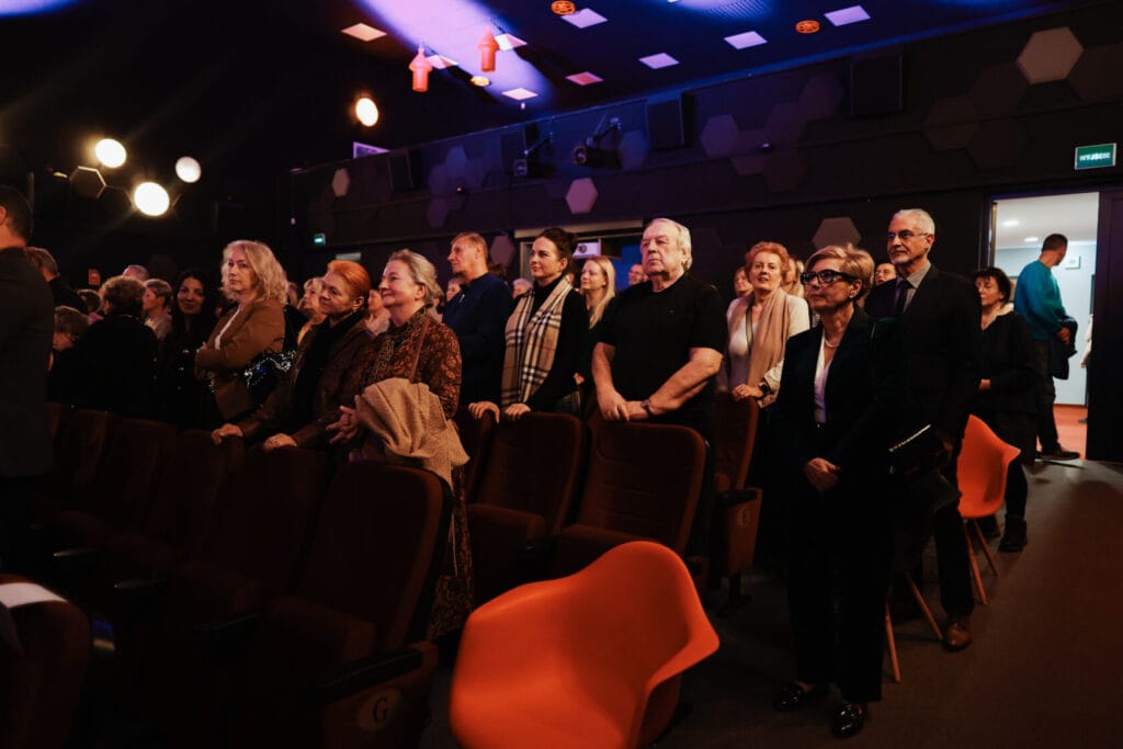 Ludzie oglądają wydarzenie w kinie