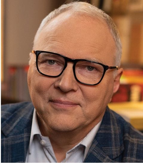 Starszy mężczyzna w okularach i marynarce