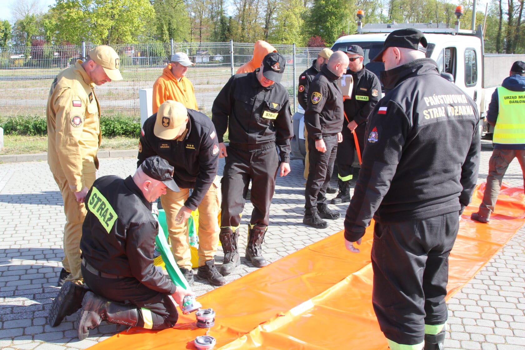 IMG_0207 Strażacy pracują nad rozwijaniem pomarańczowego sprzętu