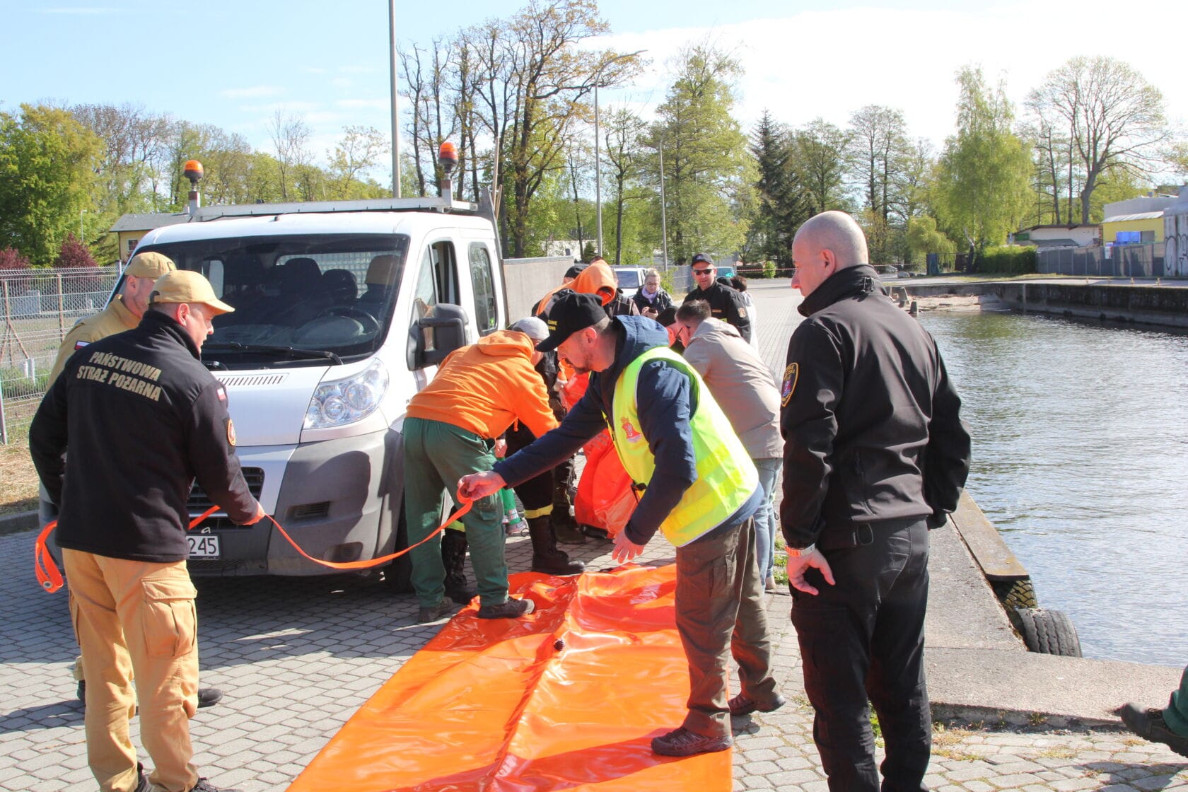 IMG_0209 Strażacy przygotowują sprzęt ratunkowy nad rzeką