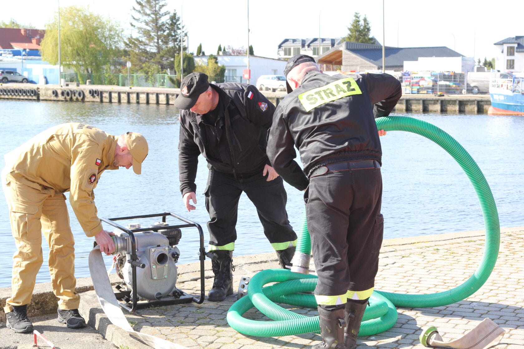 IMG_0233 Strażacy montują sprzęt do pompowania wody nad rzeką