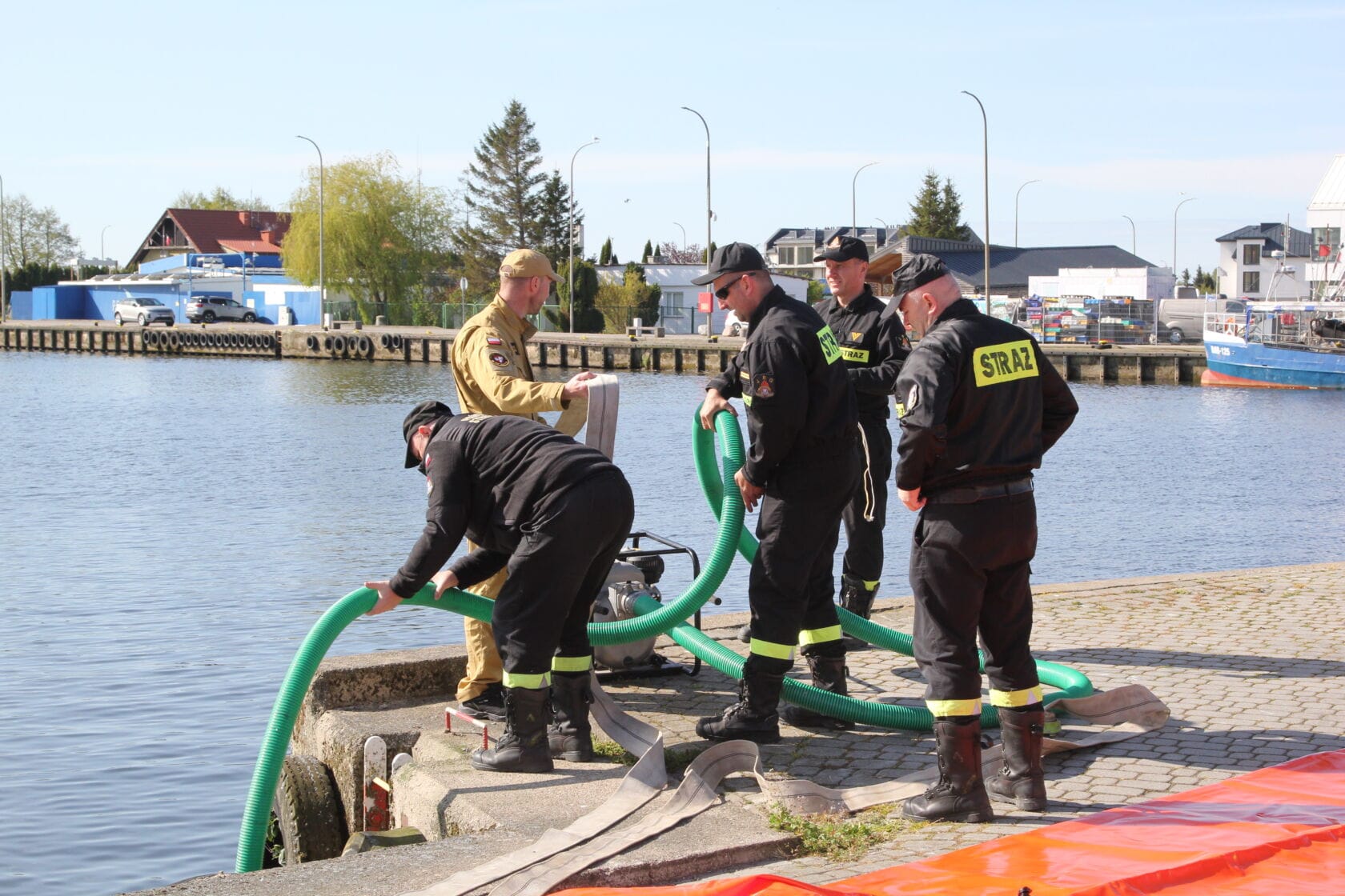 IMG_0235 Strażacy pracujący nad pompowaniem wody nad jeziorem