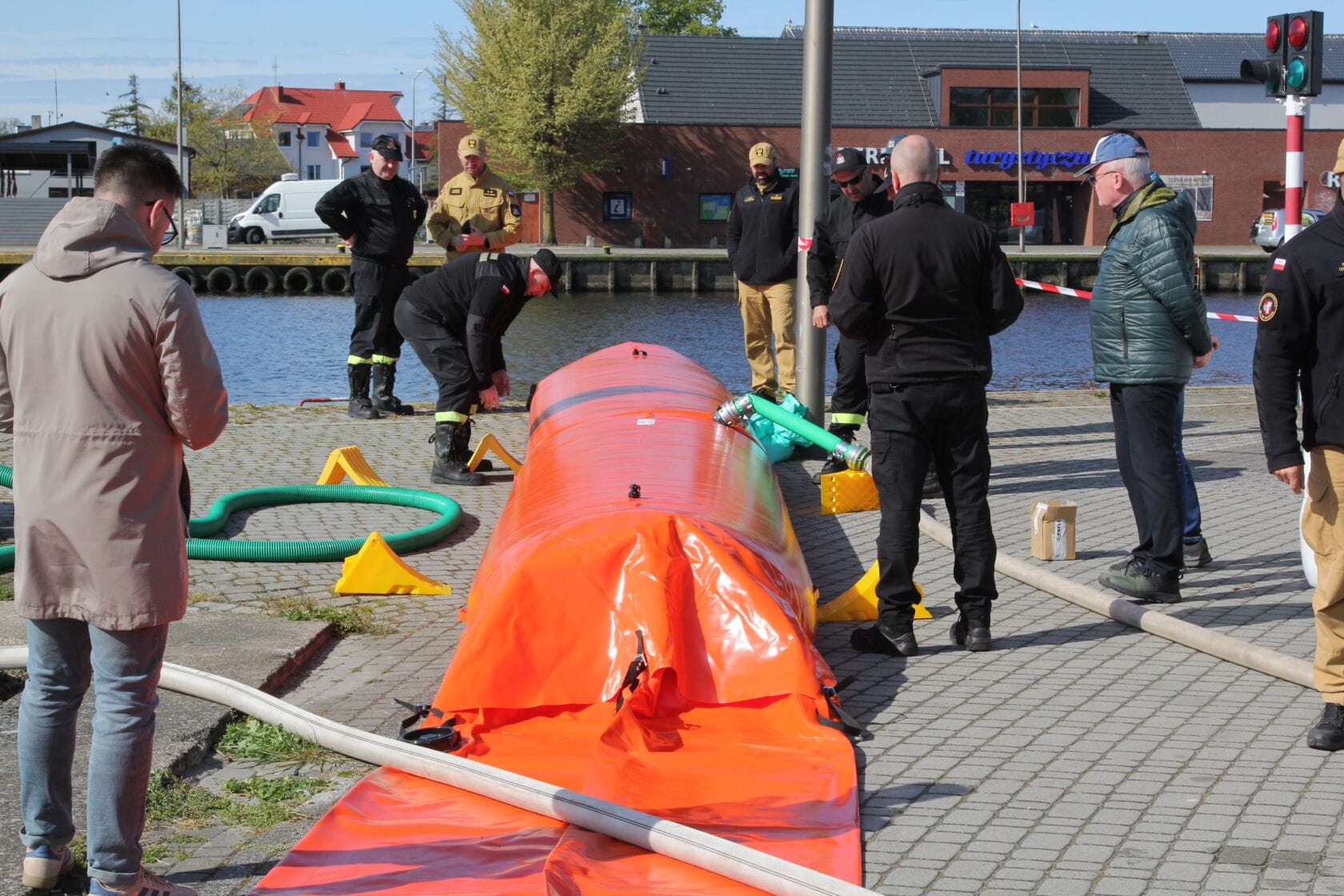 IMG_0251 Ćwiczenia służb ratowniczych z zaporą wodną