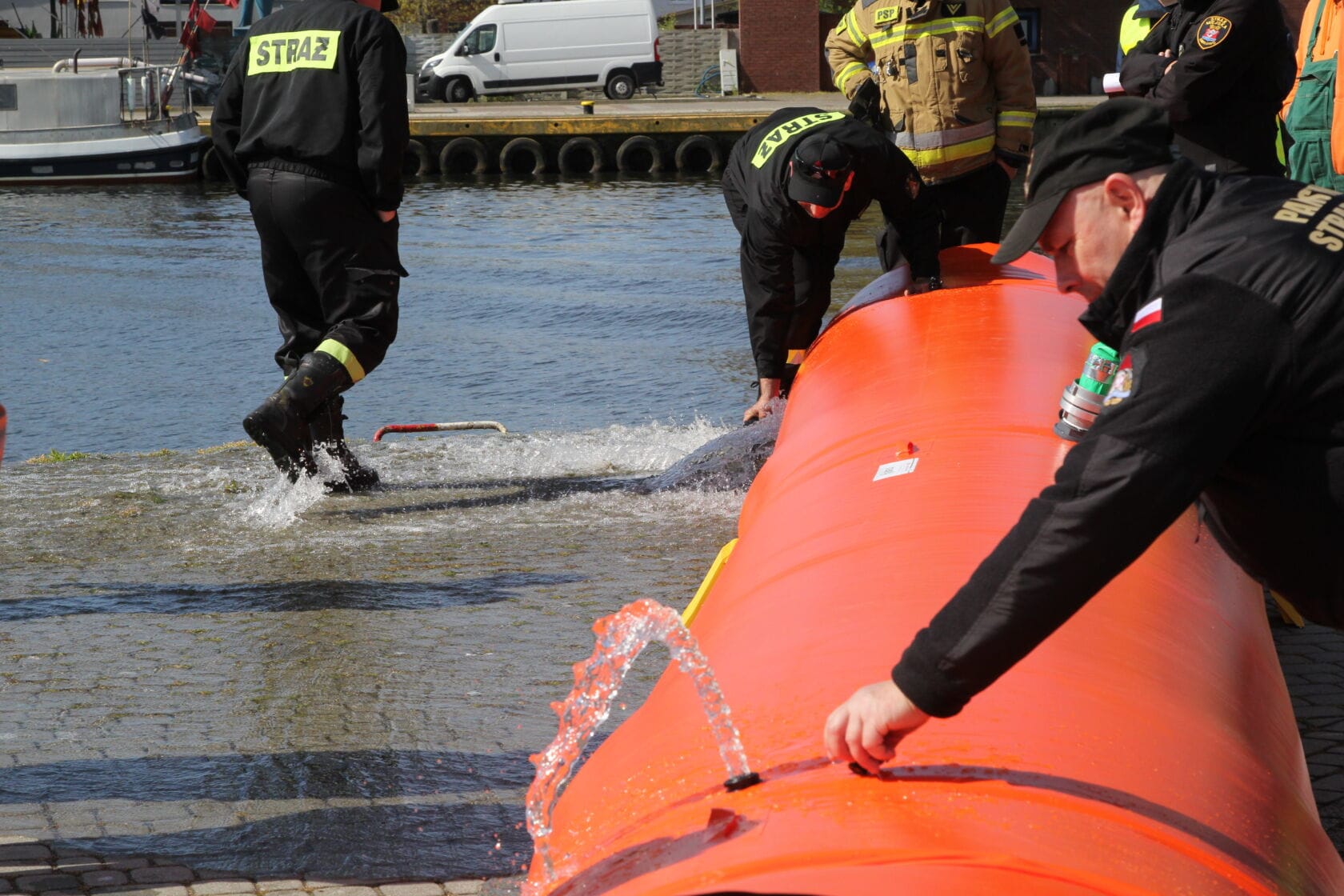 IMG_0300 Strażacy trenują na pomarańczowym pontonie nad wodą