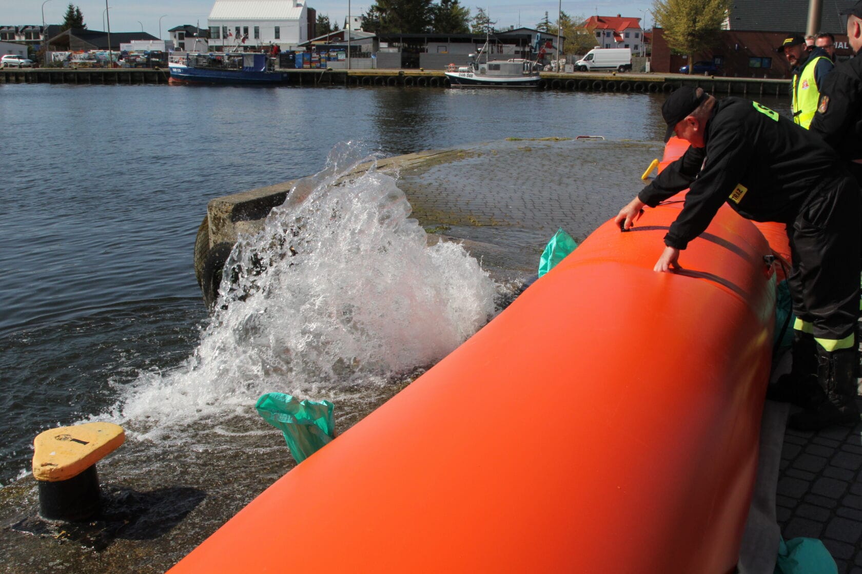 IMG_0305 Strażacy testują pomarańczową zapory wodną w porcie