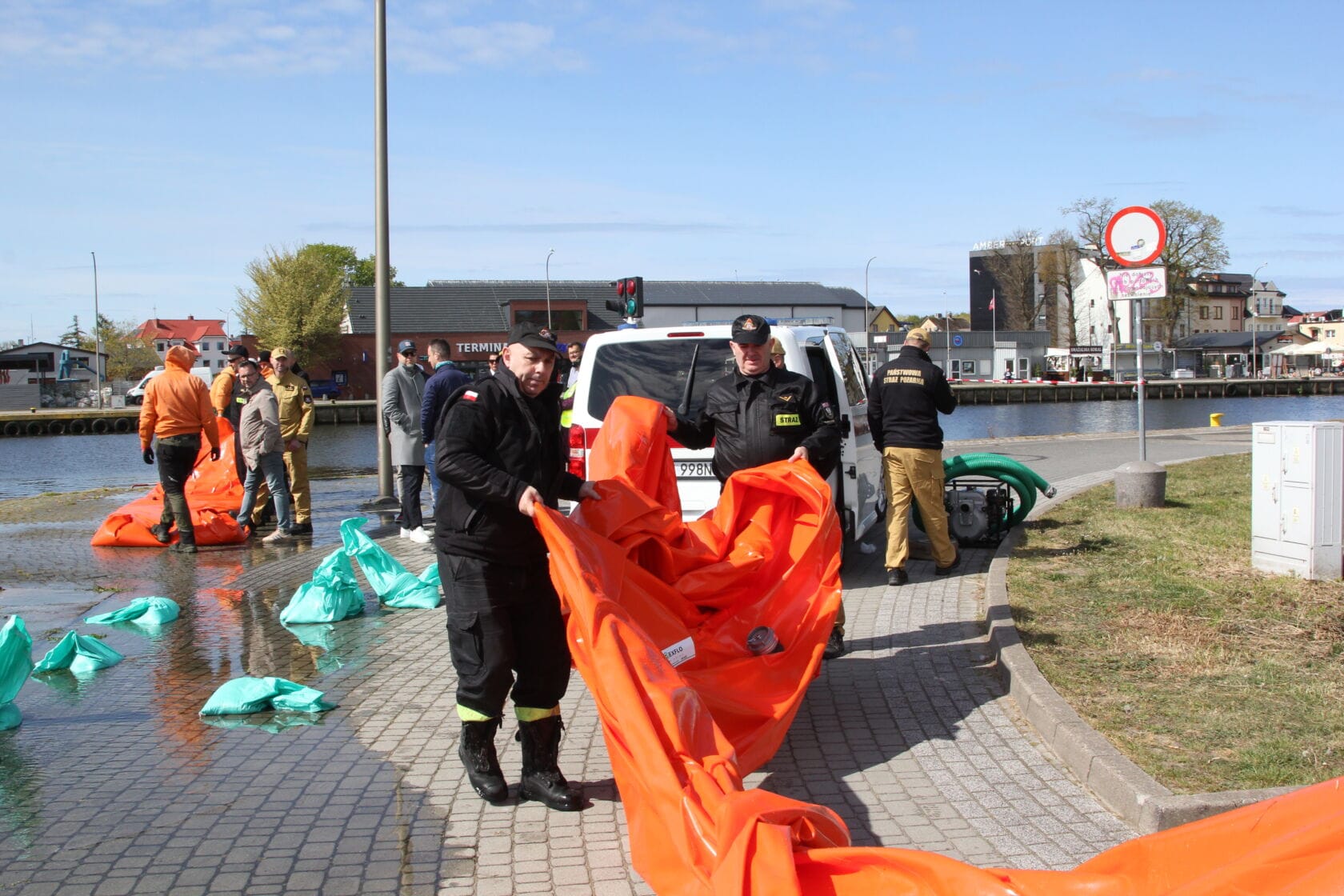 IMG_0320 Strażacy instalują pomarańczowe zapory przeciwpowodziowe nad wodą