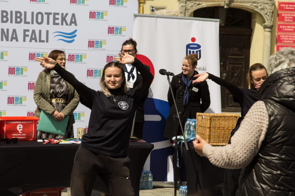 Wydarzenie literackie na świeżym powietrzu z prezentacją sceniczny