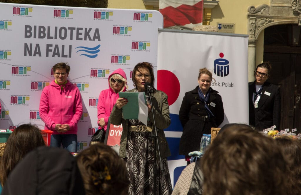Kobieta przemawia na wydarzeniu Biblioteka na Fali
