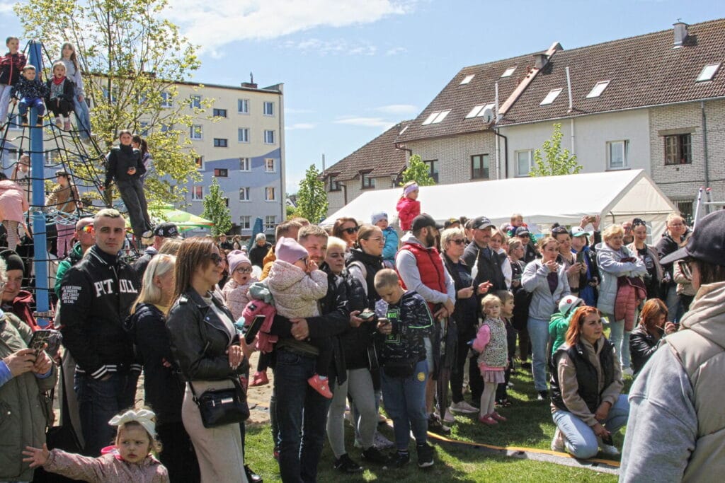 Tłum osób na festynie dziennym na zewnątrz