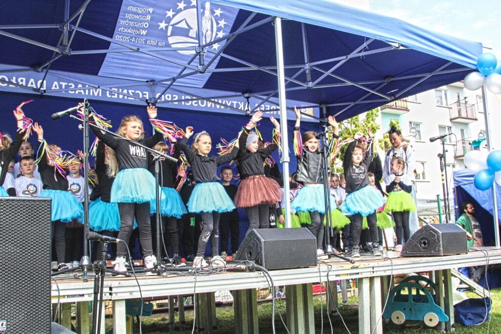 Dzieci tańczące na scenie podczas festynu