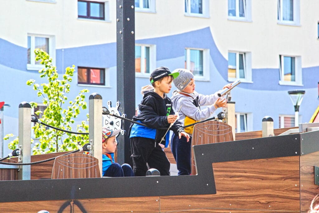 Dzieci bawiące się na statku pirackim na placu zabaw