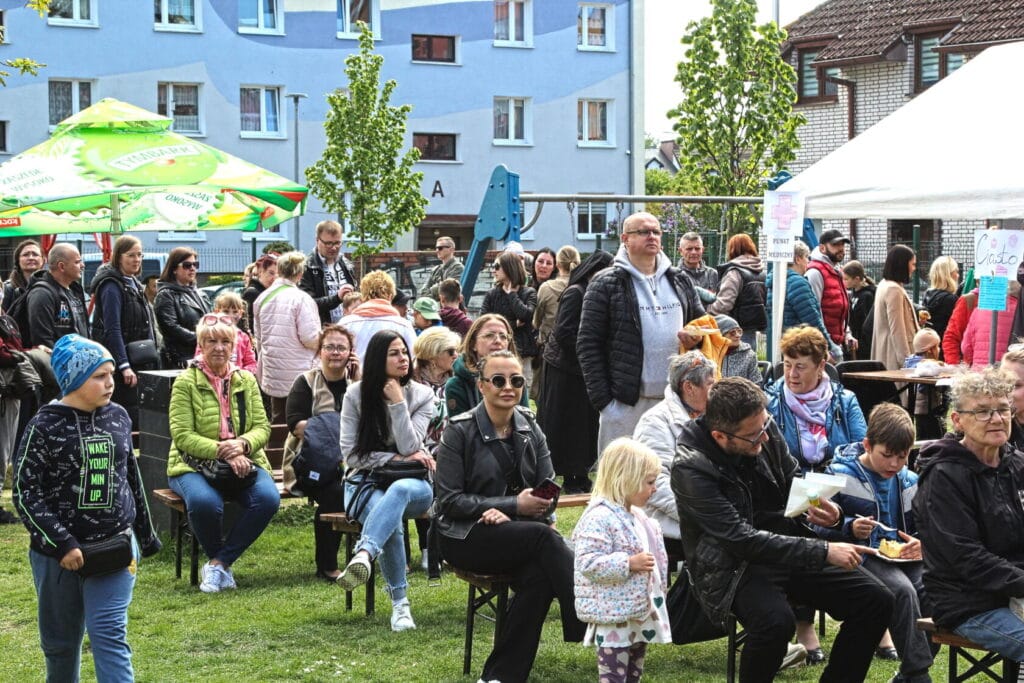 Ludzie na festynie miejskim, różnorodność, zabawa na powietrzu