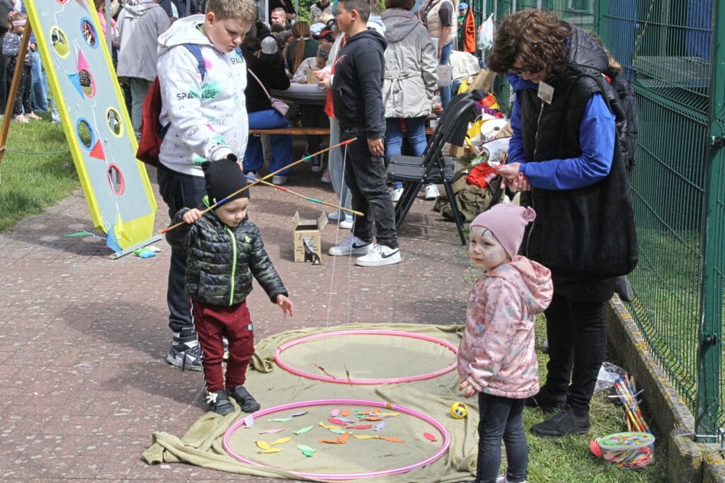 Dzieci bawią się na festiwalu w plenerze