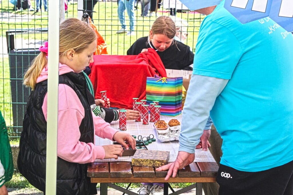 Dzieci grają w grę planszową na festynie