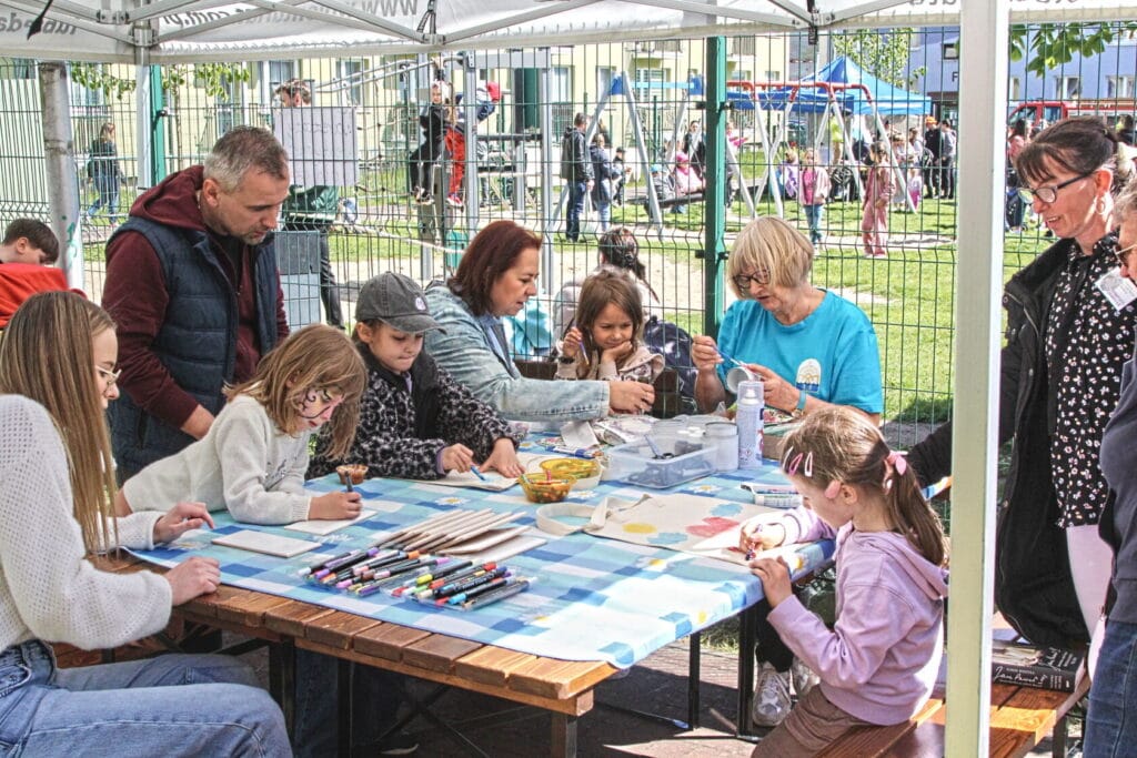 Rodziny malują razem na plenerowym warsztacie artystycznym