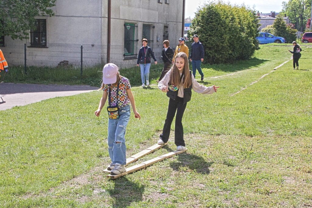 Dzieci bawiące się na drewnianej równoważni