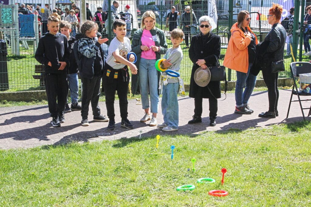 Dzieci i dorośli bawią się na festynie na świeżym powietrzu