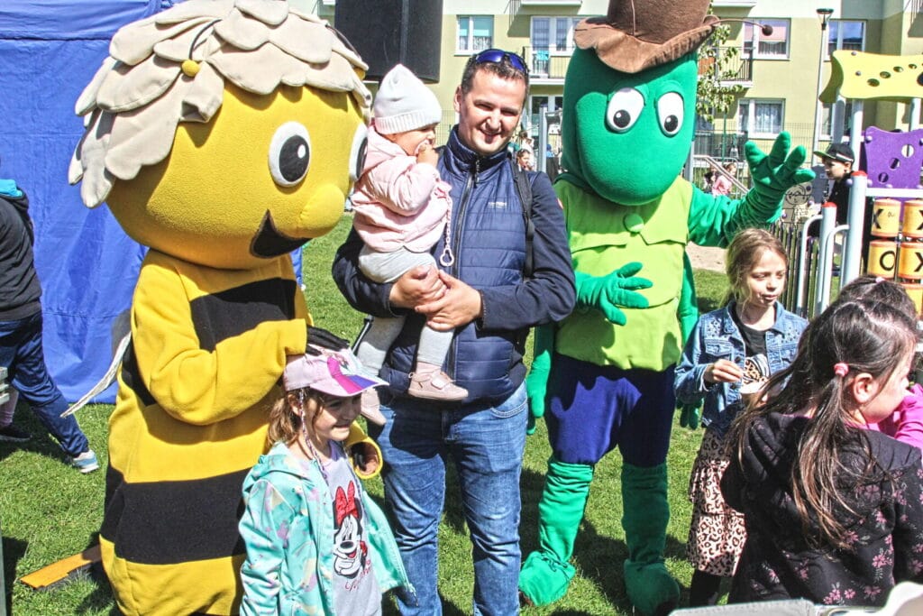 Rodzina na festynie z postaciami z bajek