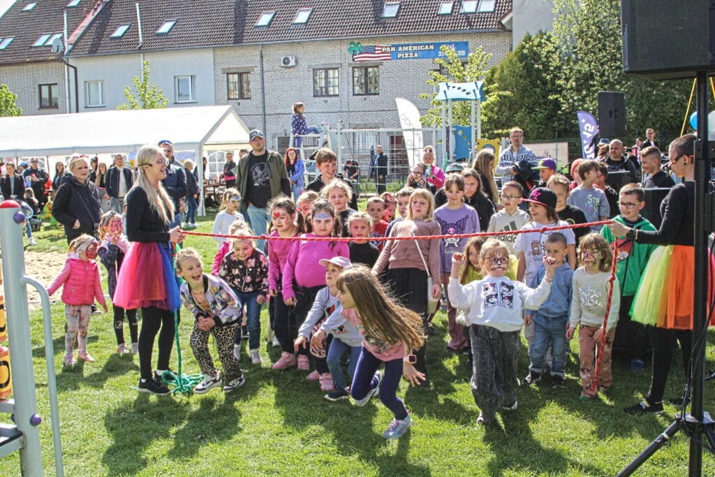 Dzieci bawią się w przeciąganie liny na festynie