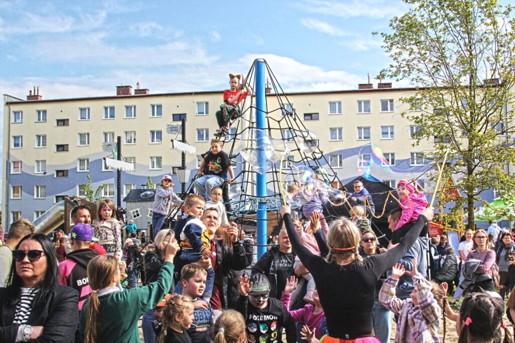 Dzieci bawią się na placu zabaw z bańkami mydlanymi