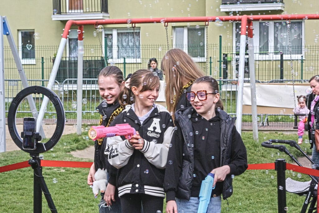 Dzieci bawiące się pistoletami na bańki mydlane