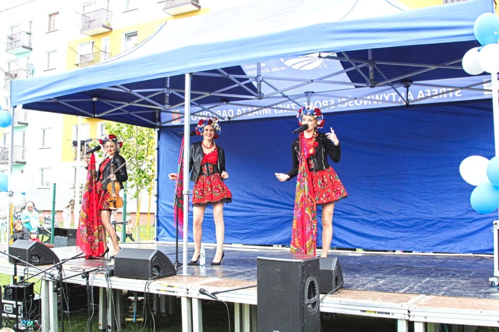 Występ kobiet w tradycyjnych strojach na scenie