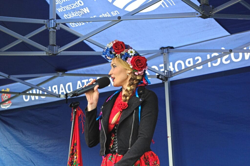 Kobieta w tradycyjnym stroju śpiewa do mikrofonu