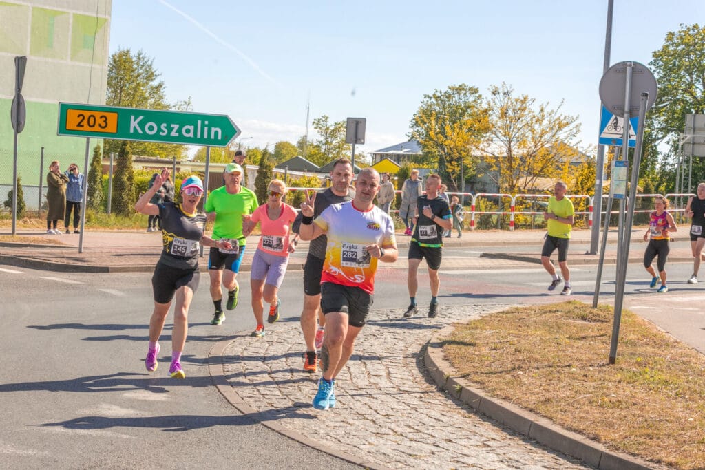 Biegacze uczestniczący w maratonie ulicznym w Koszalinie