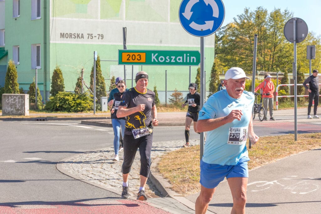 Uczestnicy biegu maratońskiego na ulicy w Koszalinie