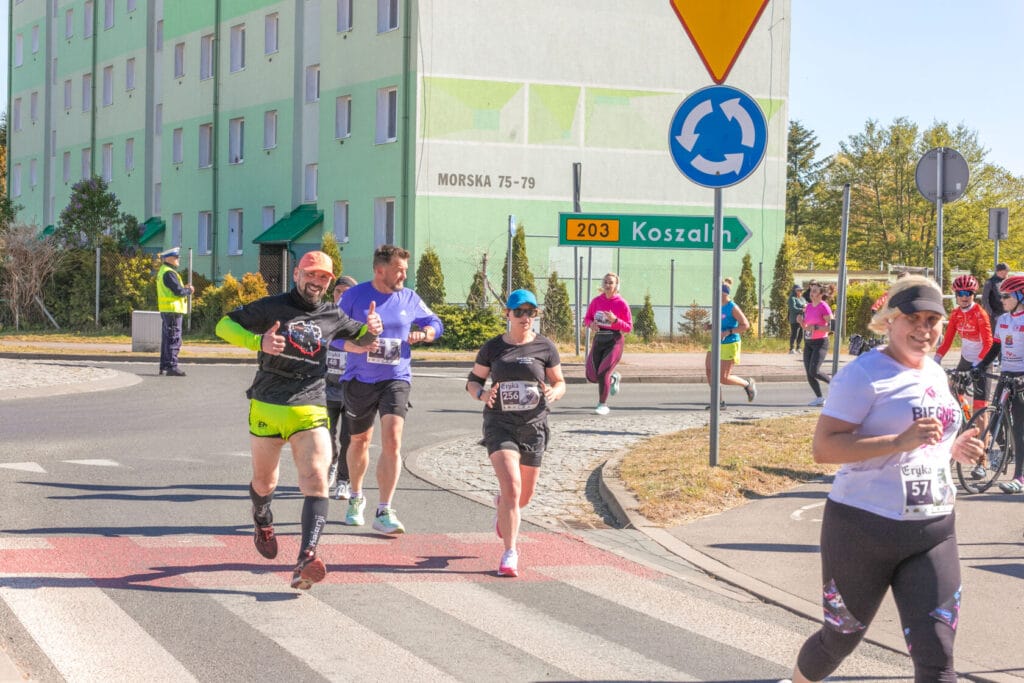 Biegacze uczestniczą w maratonie na ulicy w Koszalinie