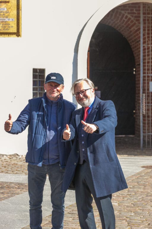 Dwaj mężczyźni pozytywnie pozują na zewnątrz