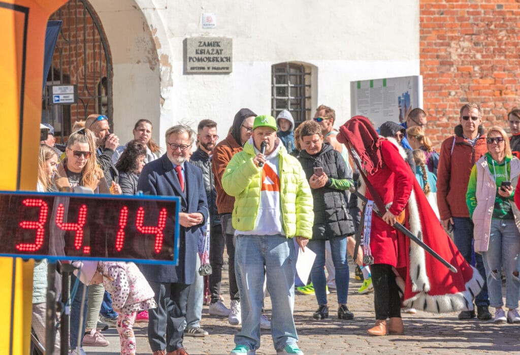 Wydarzenie na zewnątrz z tłumem ludzi i mówcą