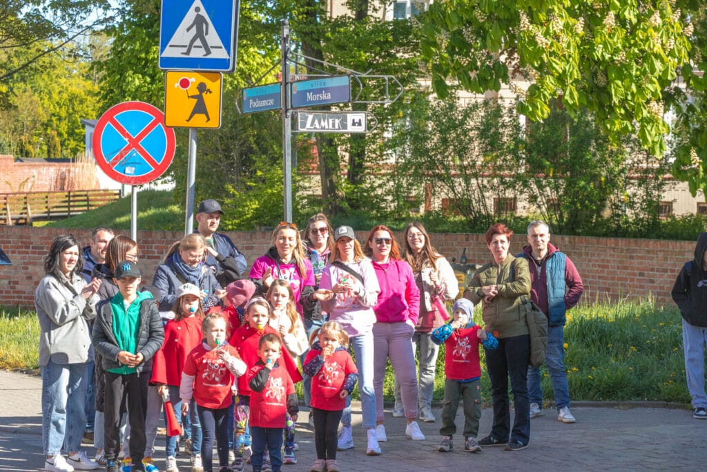 Grupa ludzi czeka na przejściu dla pieszych