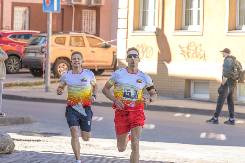 Dwaj mężczyźni biegnący w maratonie w mieście