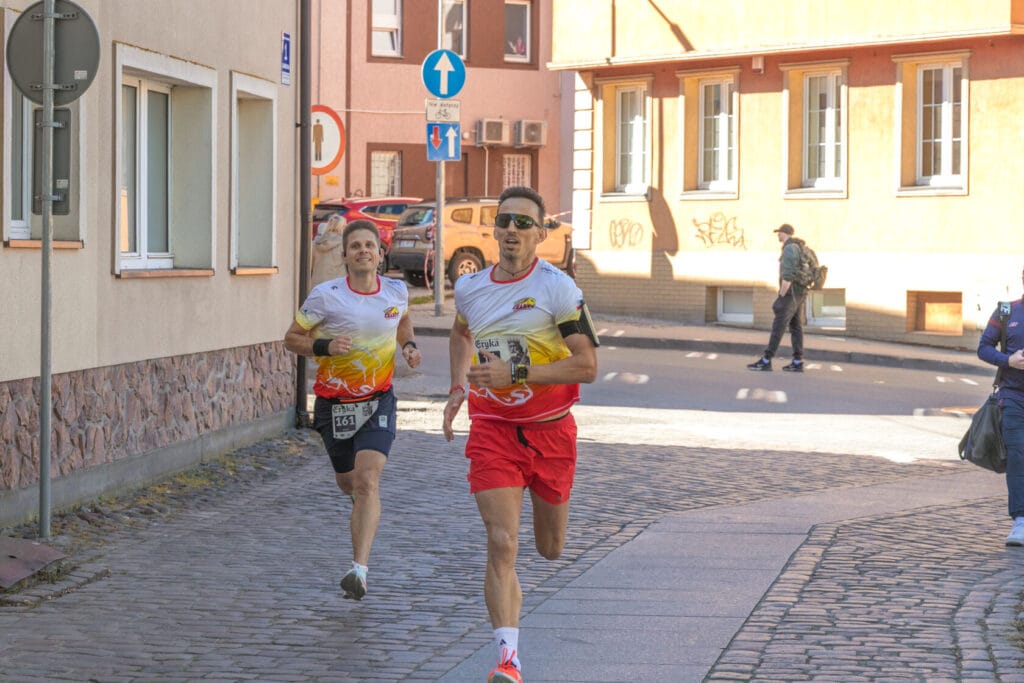 Dwóch mężczyzn biega w miejskim maratonie