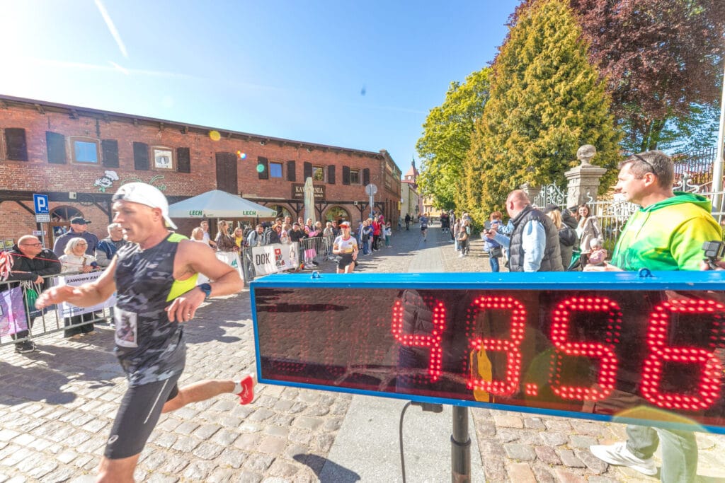 Maratonista przebiega przez metę podczas zawodów biegowych