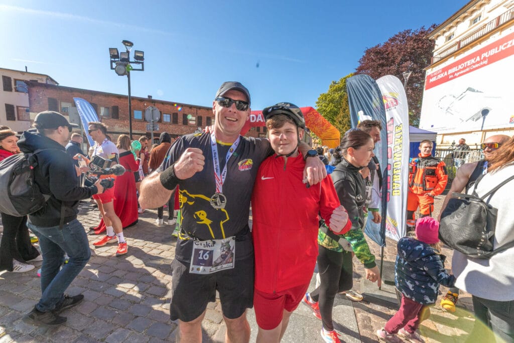 Dwóch uczestników świętuje na mecie maratonu