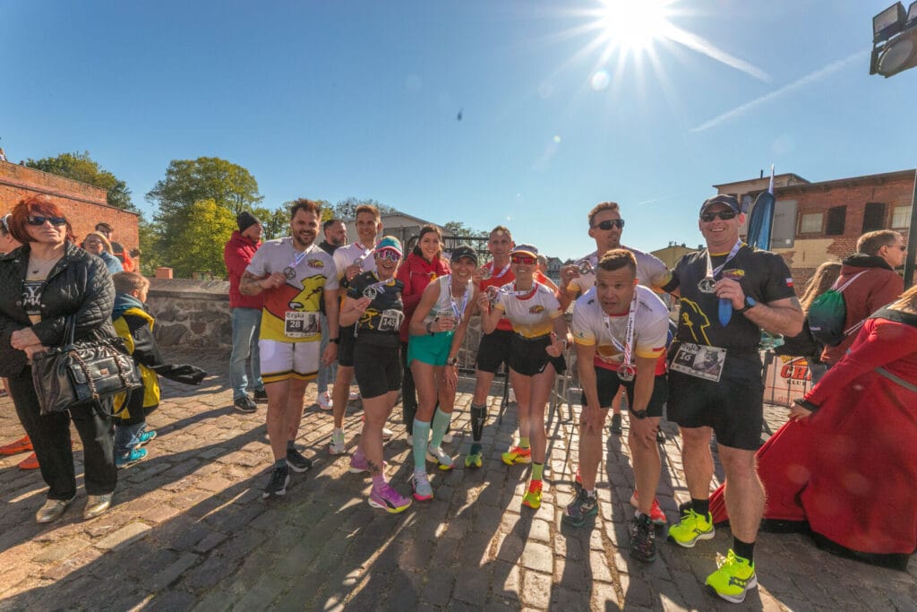 Grupa biegaczy świętuje ukończenie maratonu.