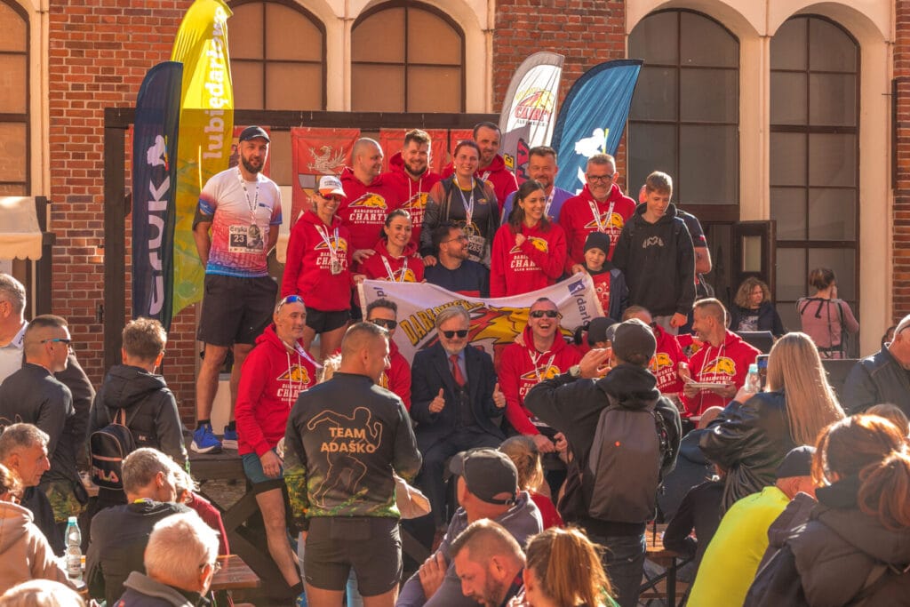 Zespół biegaczy świętuje na podium z medalami