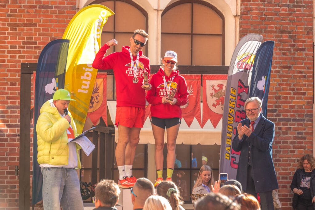 Zwycięzcy zawodów sportowych odbierają trofea na scenie
