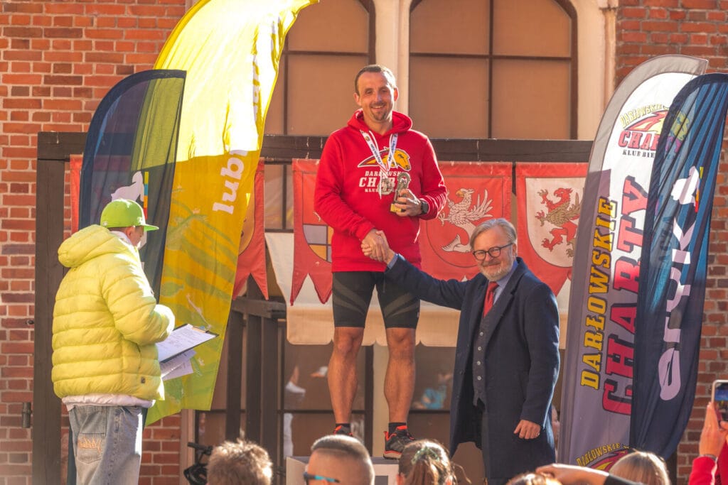 Mężczyzna odbiera medal na podium sportowym