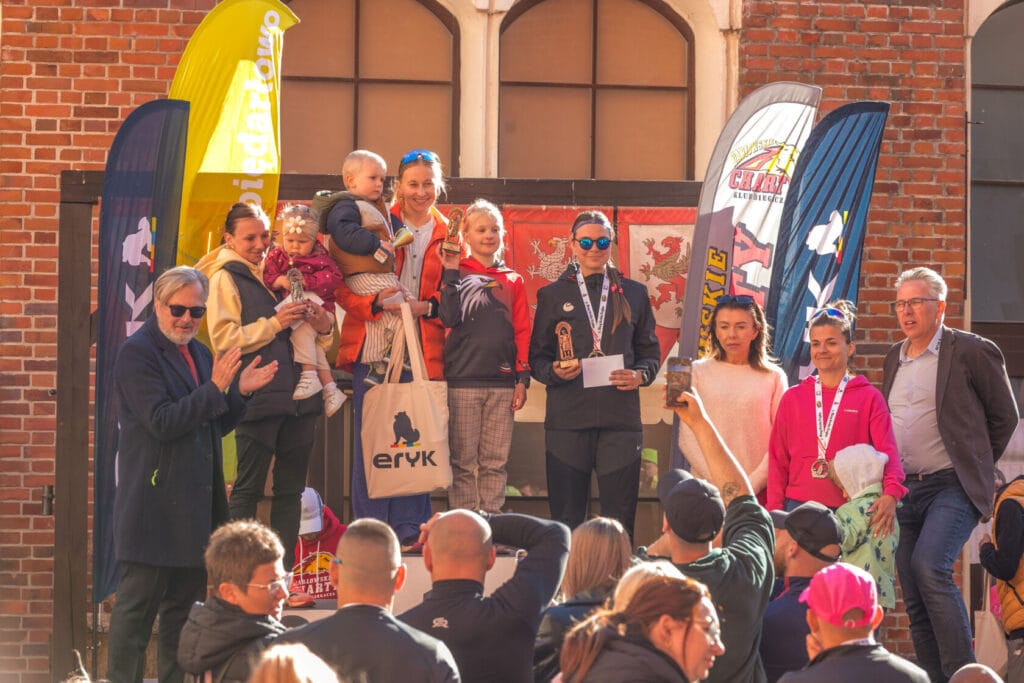 Grupa ludzi na ceremonii wręczenia nagród na zewnątrz