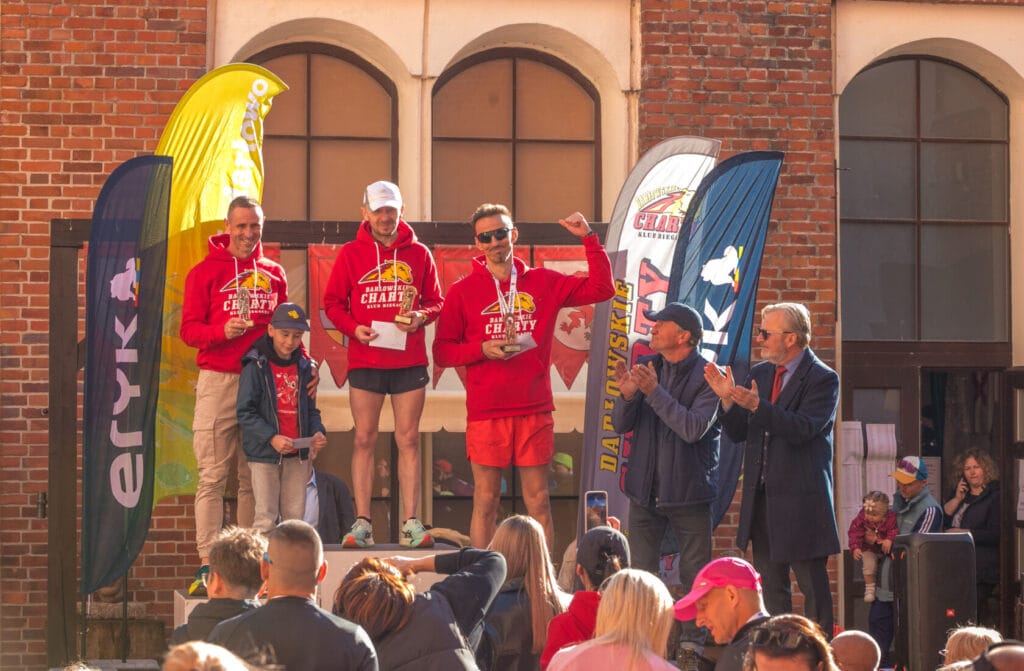Zwycięzcy biegu na podium podczas ceremonii wręczenia nagród
