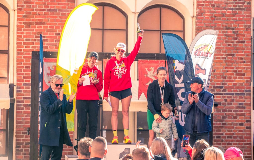 Zwycięzcy biegu charytatywnego na podium