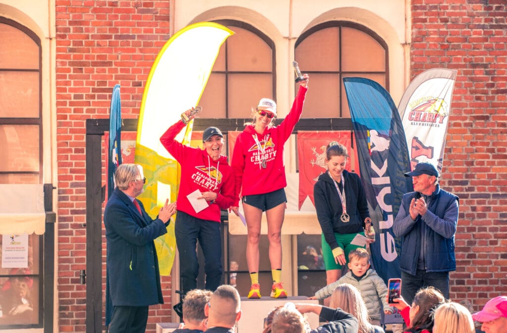 Zwyciężczynie biegu stoją na podium z trofeami