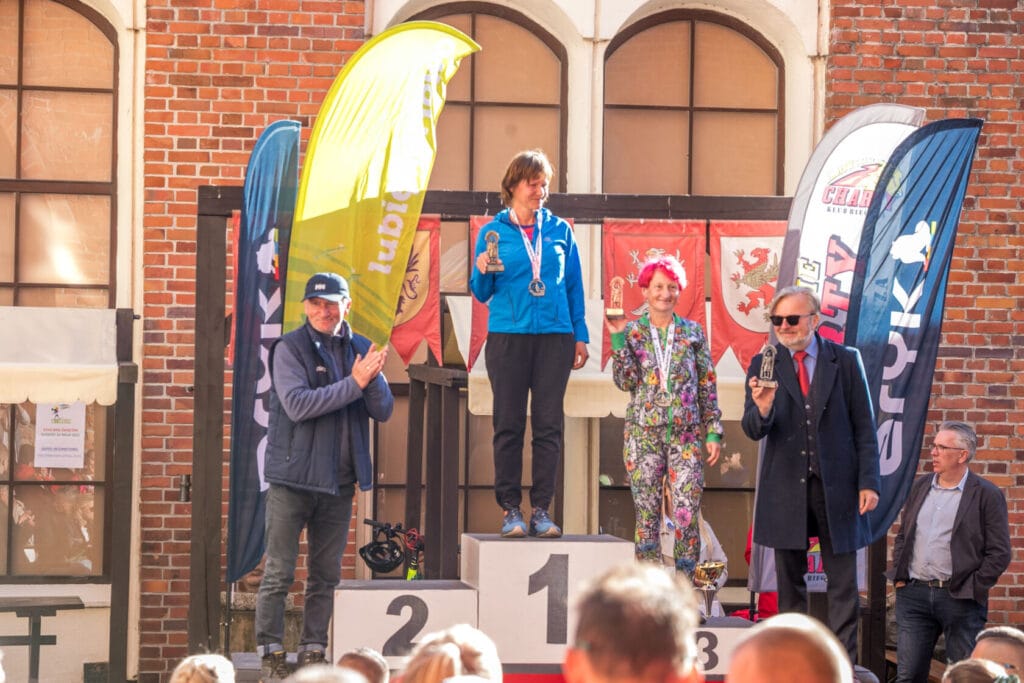 Zwycięzcy na podium zawodów sportowych z flagami