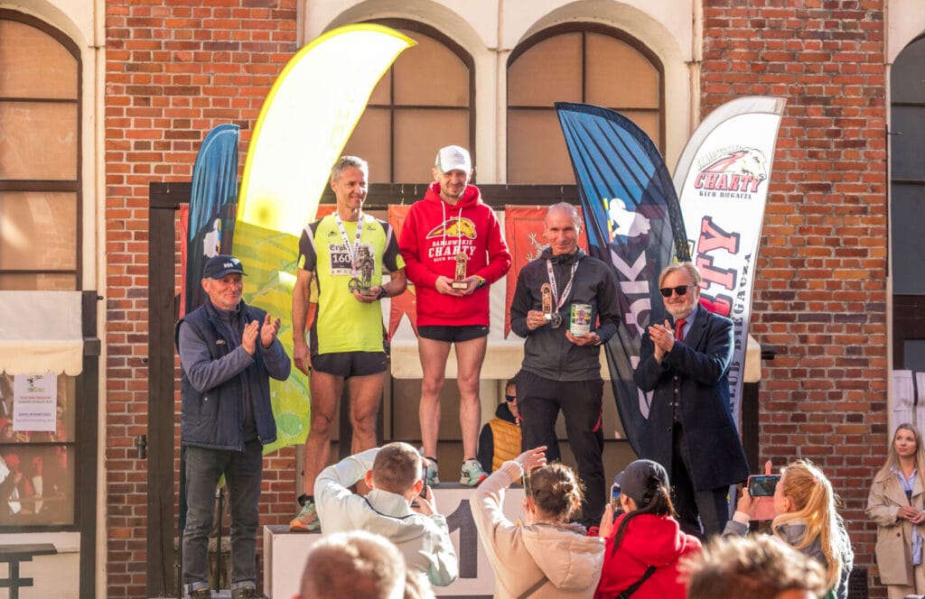 Zwycięzcy biegu odbierają nagrody na podium