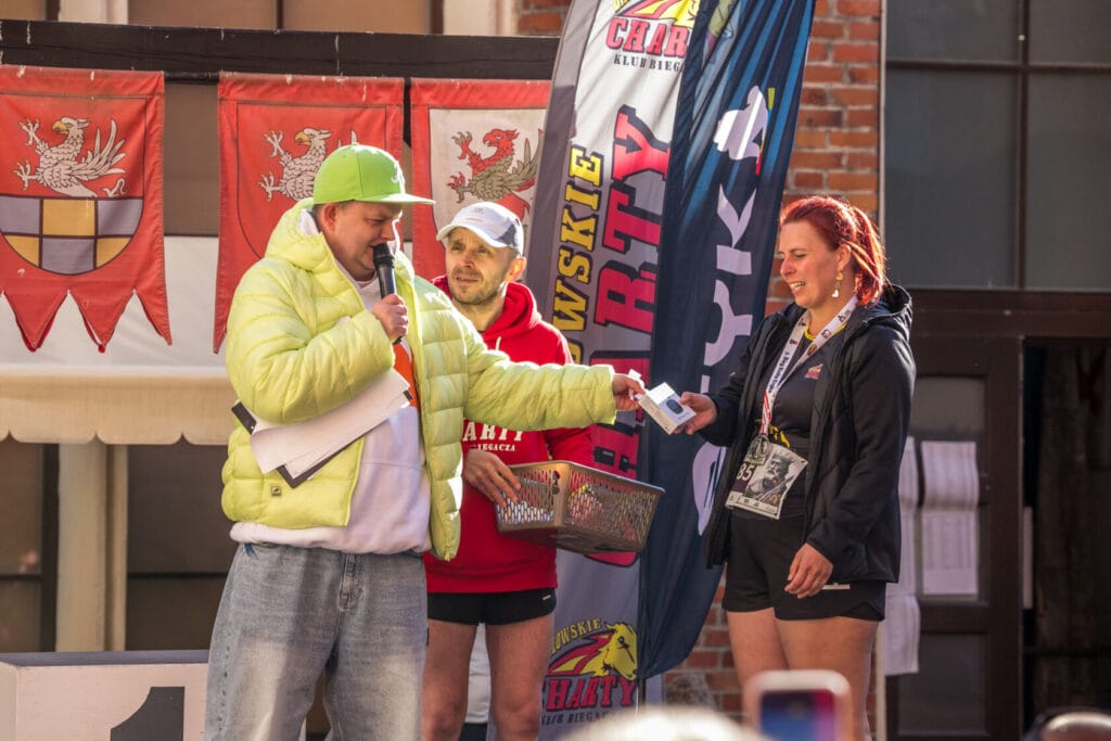 Wręczenie nagród na lokalnych zawodach biegowych