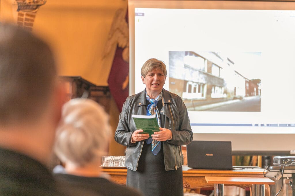 Kobieta prezentuje na konferencji w sali