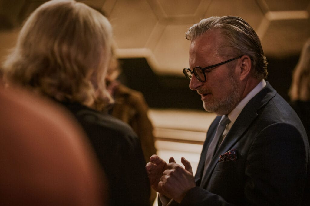 Dwoje profesjonalistów rozmawia na korporacyjnym wydarzeniu